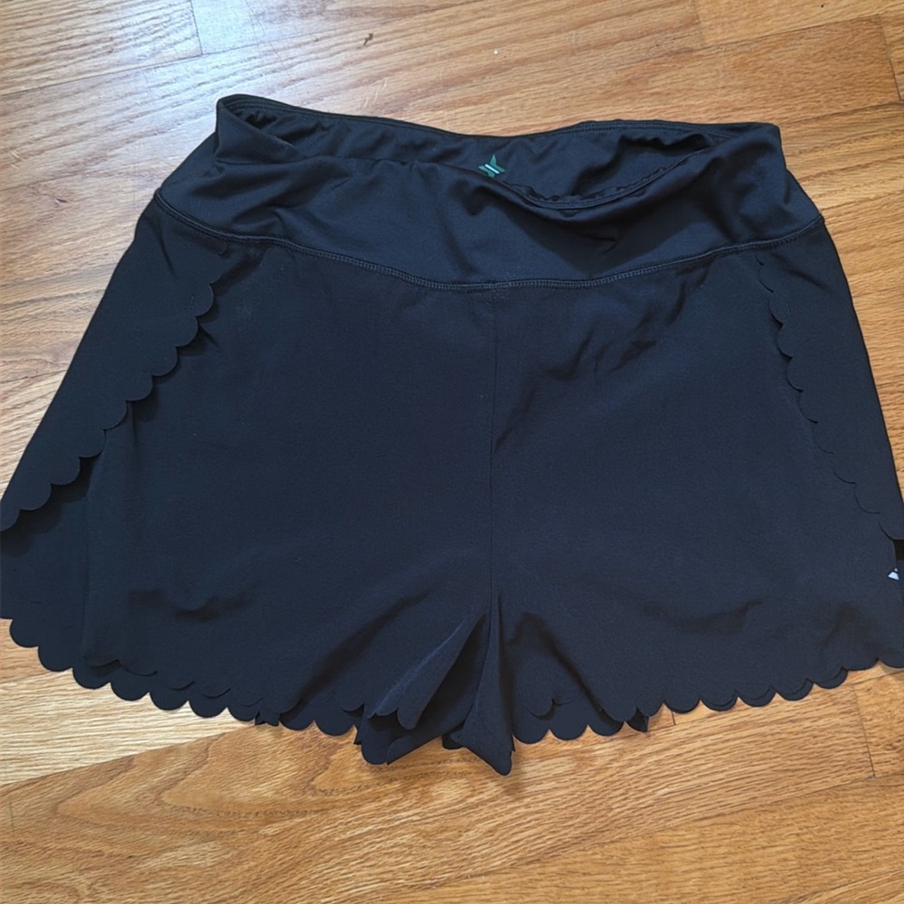 Tnuck sport Marisa scalloped shorts